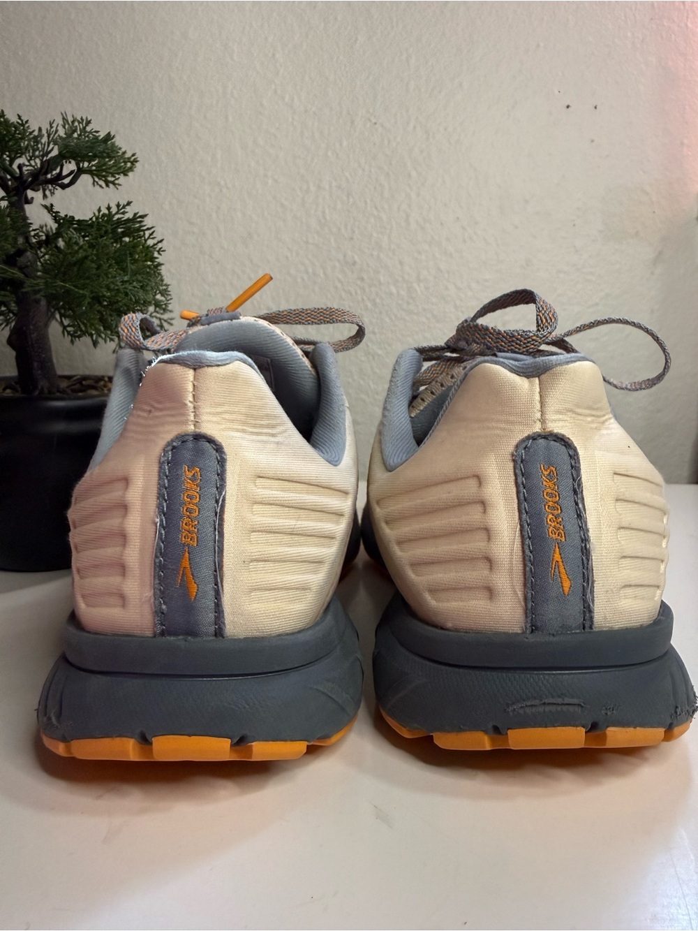 Brooks Anthem 5 Women size 6.5 Athletic in Cream with Orange and Gray Accents - Picture 3 of 8